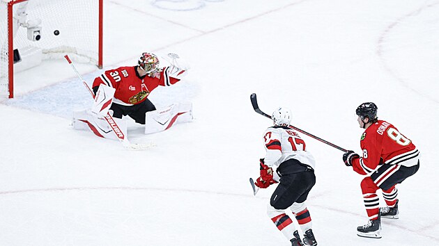 Slovensk� obr�nce �imon Nemec rozhoduje p�esnou trefou prodlou�en� v Chicagu.