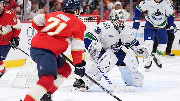 Soust�ed�n� brank�� Ji�� Patera z Vancouveru v utk�n� proti Florid�