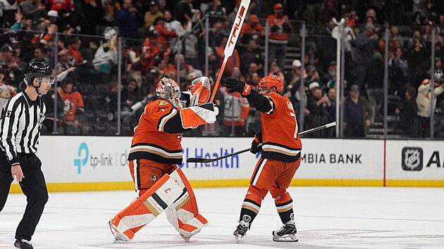 �esk� brank�� Luk� Dost�l z Anaheimu slav� v�t�zstv� s obr�ncem Radkem Gudasem.