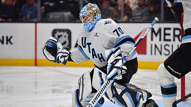 �esk� brank�� Karel Vejmelka v dresu Utahu bedliv� pozoruje hru.