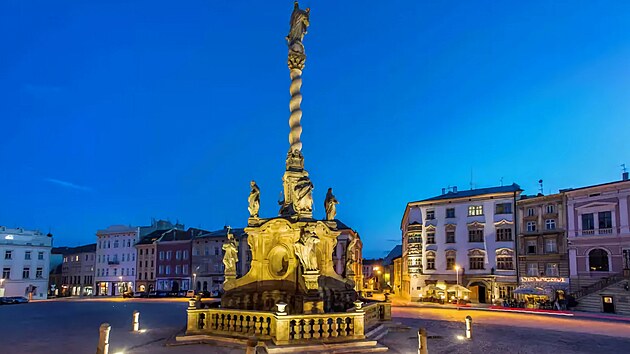 Olomouc'taki batıl inançlı öğrenciler Marian sütununun açıklığından tırmanıyor