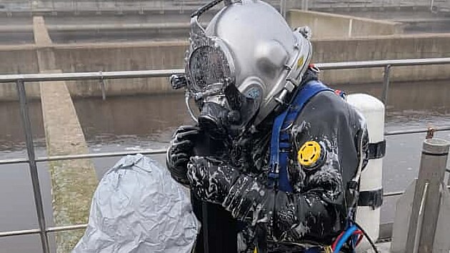 İtfaiyeciler, özel HAZMAT ekipmanı ve benzersiz bir kaskla eğitim sırasında...