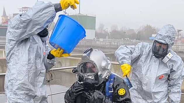 Olomouc itfaiyeci dalgıçlarının egzersizi Olomouc temizleyicisine yardım etti