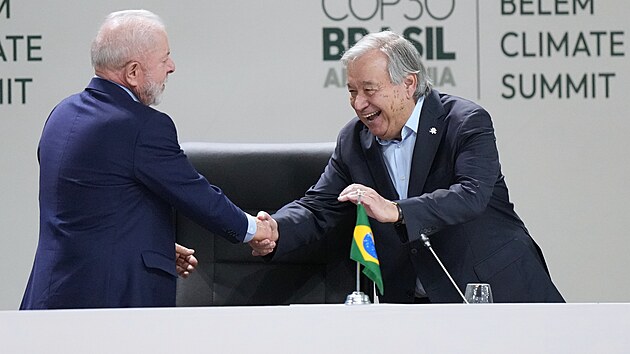 Na klimatick� konferenci COP30 p�iv�tal brazilsk� prezident Lula da Silva gener�ln�ho tajemn�ka OSN Ant�nia Guterrese (10. listopadu 2025)