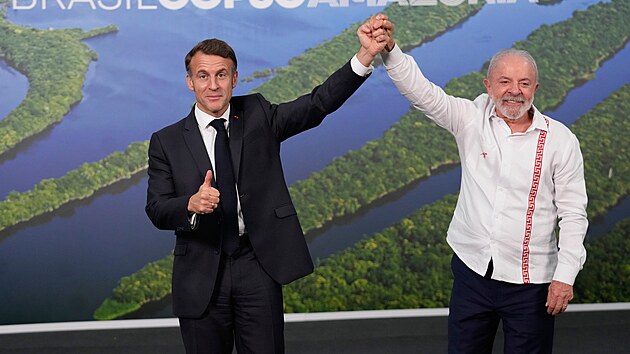 Na klimatick� konferenci COP30 p�iv�tal brazilsk� prezident Lula da Silva francouzsk�ho prezidenta Emmanuela Macrona (10. listopadu 2025)