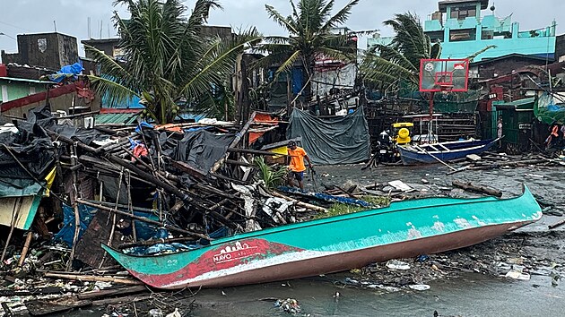 Siln� v�tr, z�plavy a sesuvy p�dy po z�sahu supertajfunu Fung-wong zpusto�ily ��sti Filip�n. ��ady evakuovaly p�es 1,4 milionu obyvatel, tajfun nyn� m��� k Tchaj-wanu. (10. listopadu 2025)