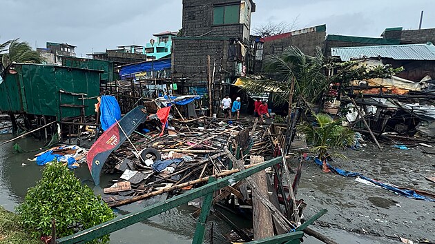 Siln� v�tr, z�plavy a sesuvy p�dy po z�sahu supertajfunu Fung-wong zpusto�ily ��sti Filip�n. ��ady evakuovaly p�es 1,4 milionu obyvatel, tajfun nyn� m��� k Tchaj-wanu. (10. listopadu 2025)