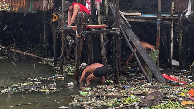 Siln� v�tr, z�plavy a sesuvy p�dy po z�sahu supertajfunu Fung-wong zpusto�ily ��sti Filip�n. ��ady evakuovaly p�es 1,4 milionu obyvatel, tajfun nyn� m��� k Tchaj-wanu. (10. listopadu 2025)