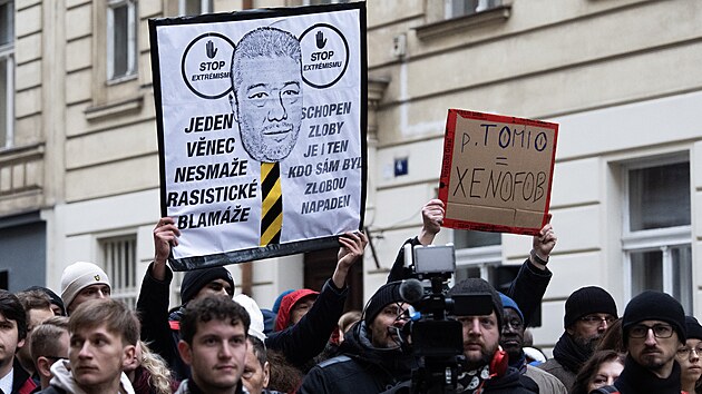 Pietn� shrom�d�n� p�ed Hl�vkovou kolej� k p�ipomenut� Dne boje za svobodu a demokracii a Mezin�rodn�ho dne studentstva. (17. listopadu 2025)