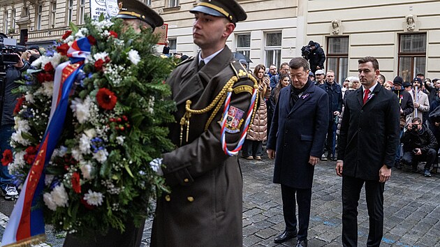 Pietn� shrom�d�n� p�ed Hl�vkovou kolej� k p�ipomenut� Dne boje za svobodu a demokracii a Mezin�rodn�ho dne studentstva. Na sn�mku Tomio Okamura a Libor Vondr��ek (SPD). (17. listopadu 2025)