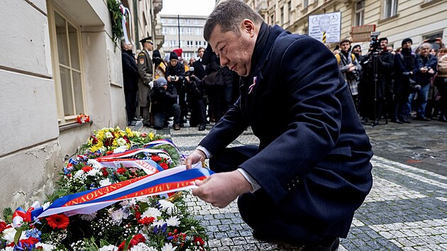 Pietn� shrom�d�n� p�ed Hl�vkovou kolej� k p�ipomenut� Dne boje za svobodu a demokracii a Mezin�rodn�ho dne studentstva. Na sn�mku Tomio Okamura (SPD). (17. listopadu 2025)