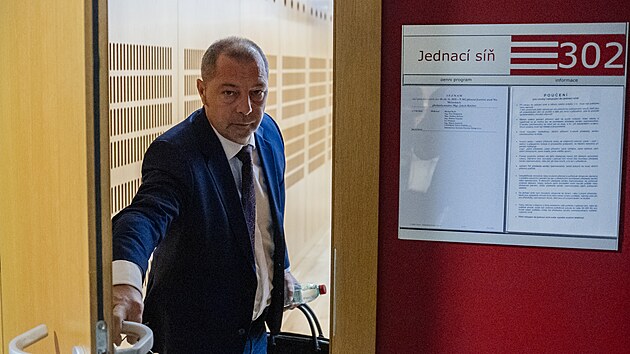 V kauze Dozimetr vypov�d� mo�n� nejd�le�it�j�� sv�dek, b�val� obchodn� �editel Dopravn�ho podniku hlavn�ho m�sta Prahy (DPP) Matej August�n. (11. listopadu 2025)