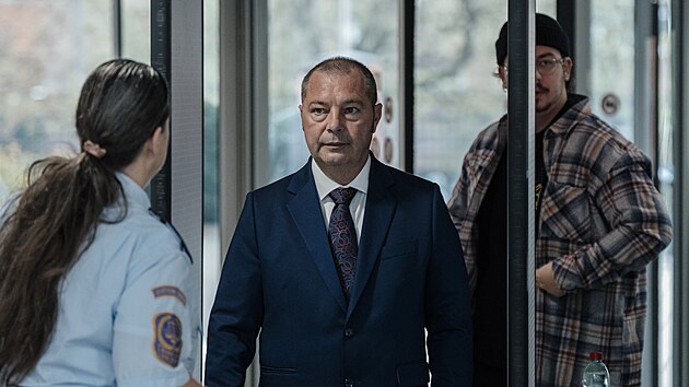 V kauze Dozimetr vypov�d� mo�n� nejd�le�it�j�� sv�dek, b�val� obchodn� �editel Dopravn�ho podniku hlavn�ho m�sta Prahy (DPP) Matej August�n. (11. listopadu 2025)