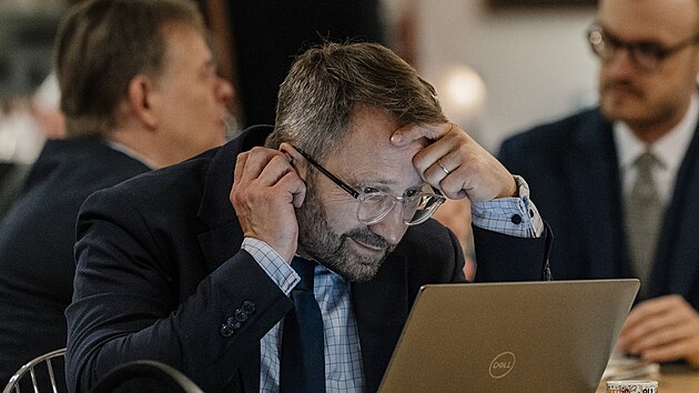 V kauze Dozimetr vypov�d� mo�n� nejd�le�it�j�� sv�dek, b�val� obchodn� �editel Dopravn�ho podniku hlavn�ho m�sta Prahy (DPP) Matej August�n. Na sn�mku st�tn� z�stupce Adam Borlula. (11. listopadu 2025)