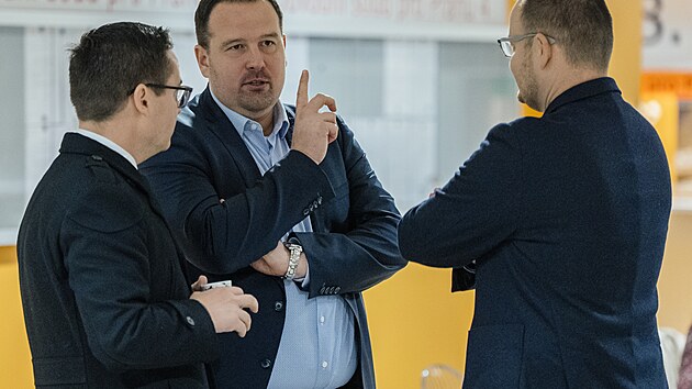 V kauze Dozimetr vypov�d� mo�n� nejd�le�it�j�� sv�dek, b�val� obchodn� �editel Dopravn�ho podniku hlavn�ho m�sta Prahy (DPP) Matej August�n. Na sn�mku Dalibor Ku�era (uprost�ed). (11. listopadu 2025)