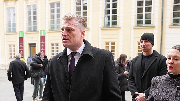 Filip Turek po p�íchodu na Pra�ský hrad. (15. listopadu 2025)