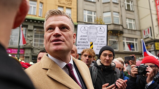 �esko si p�ipom�n� v�ro�� sametov� revoluce. Na sn�mku Filip Turek (Motorist� sob�). (17. listopadu 2025)