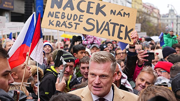 �esko si p�ipom�n� v�ro�� sametov� revoluce. Na sn�mku Filip Turek (Motorist� sob�). (17. listopadu 2025)