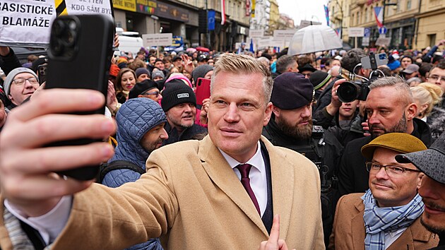 �esko si p�ipom�n� v�ro�� sametov� revoluce. Na sn�mku Filip Turek (Motorist� sob�). (17. listopadu 2025)