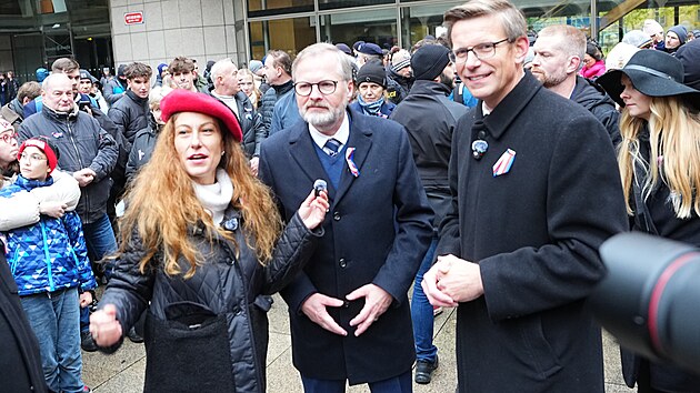 �esko si p�ipom�n� v�ro�� sametov� revoluce. Na sn�mku zleva Eva Decroix, Petr Fiala a Martin Kupka (v�ichni ODS). (17. listopadu 2025)