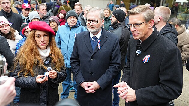 �esko si p�ipom�n� v�ro�� sametov� revoluce. Na sn�mku zleva Eva Decroix, Petr Fiala a Martin Kupka (v�ichni ODS). (17. listopadu 2025)