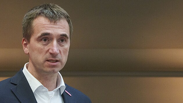 Tiskov� konference Starost�. Na sn�mku Luk� Vl�ek. (13. listopadu 2025)