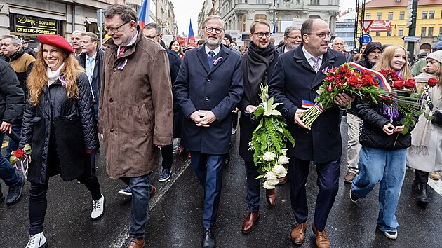 �esko si p�ipom�n� v�ro�� sametov� revoluce. Na sn�mku zleva Eva Decroix, Zbyn�k Stanjura, Petr Fiala, Mat�j Ond�ej Havel a Marek V�born�. (17. listopadu 2025)