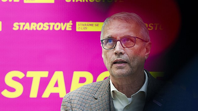 Tiskov� konference Starost�. Na sn�mku Martin Dvo��k. (13. listopadu 2025)