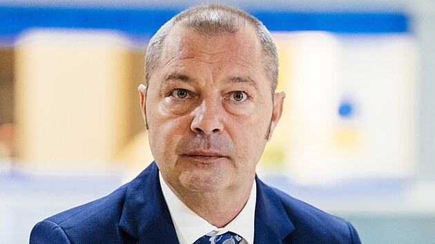 V kauze Dozimetr vypov�d� mo�n� nejd�le�it�j�� sv�dek, b�val� obchodn� �editel Dopravn�ho podniku hlavn�ho m�sta Prahy (DPP) Matej August�n. (10. listopadu 2025)