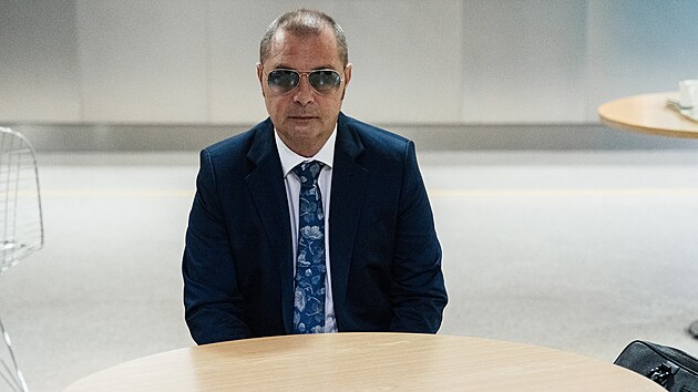 V kauze Dozimetr vypov�d� mo�n� nejd�le�it�j�� sv�dek, b�val� obchodn� �editel Dopravn�ho podniku hlavn�ho m�sta Prahy (DPP) Matej August�n. (10. listopadu 2025)