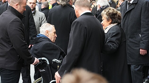 Here�ka Ji�ina Bohdalov� se bav� s b�val�m prezidentem Milo�em Zemanem. (15. listopadu 2025)