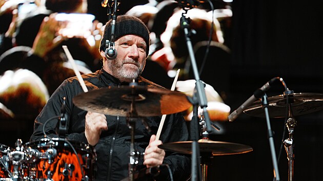 Koncert pro budoucnost na V�clavsk�m n�m�st�. Pomysln� �ezlo hudebn�ch vystoupen� p�evzala skupina Jasn� p�ka. Rockery za bubny doprovodil b�val� frontman skupiny Lucie David Koller..(17. listopadu 2025)