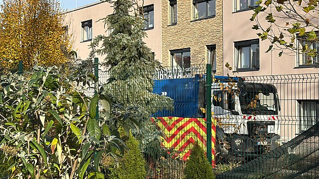 Popel��sk� auto v domov� pro seniory na Kol�nsku srazilo �enu, podlehla zran�n�m. (13. listopadu 2025)