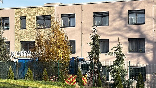 Popel��sk� auto v domov� pro seniory na Kol�nsku srazilo �enu, podlehla zran�n�m. (13. listopadu 2025)