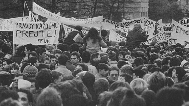 Shrom�d�n� na Albertov� 17. listopadu roku 1989.