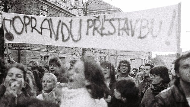 Shrom�d�n� na Albertov� 17. listopadu roku 1989.