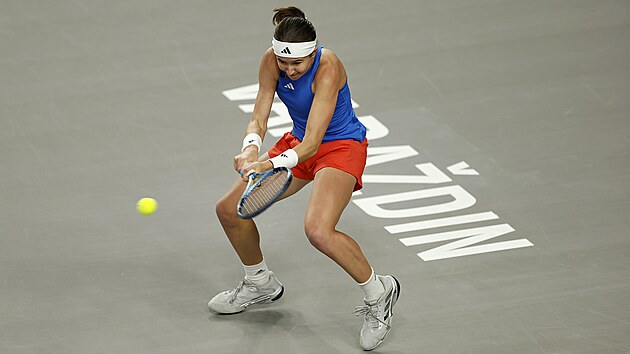 Nikola Bart��kov� hraje bekhend v utk�n� bar�e BJK Cupu proti Chorvatk�m.