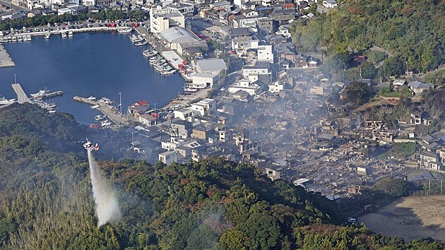 N�sledky po��ru v obydlen� ��sti pobl� japonsk�ho m�sta �ita (19. listopadu 2025) 