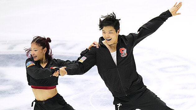 Sourozenci Shibutaniovi v rytmickém tanci na japonské Grand Prix.