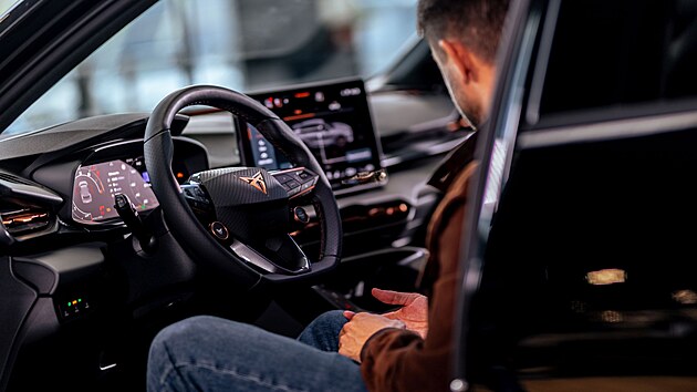 CUPRA p�edstavila nov�ho �lena kmene: re�is�ra Ji��ho M�dla.