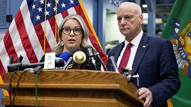 �editelka americk� mincovny Kristie McNallyov� hovo�� za p��tomnosti americk�ho ministra financ� Brandona Beache b�hem jeho n�v�t�vy v mincovn� ve Filadelfii, kde se vyrazily posledn� jednocenty. (12. listopadu 2025)