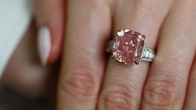 Auk�n� s�� Sotheby�s rovn� p�edstav� The Glowing Rose, z��iv� r��ov� diamant o hmotnosti 10,08 kar�tu v hodnot� p�ibli�n� 20 milion� dolar�. (12. listopadu 2025)