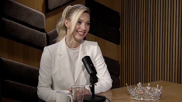 Pr� jsme p��buzn� se slavn�m b�sn�kem, ��k� Miss Nat�lie Pu�kinov� v Rozst�elu