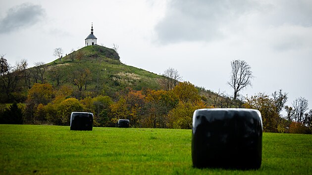 Kope�ek s kapl� a k��ovou cestou mohou lid� pozorovat z �ir��ho okol�.