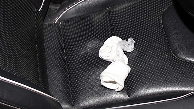 Policisté nali v aut balíek s kokainem.