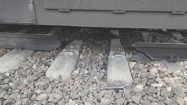 V�buchem po�kozen� �elezni�n� tra� na trase Var�ava�Lublin v obci Mika. Podle polsk�ho premi�ra Donalda Tuska jde o sabot�. (16. listopadu 2025)