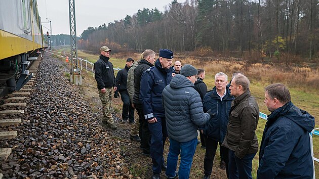 Polsk� premi�r Donald Tusk si obhl�� m�sto v�buchu na �elezni�n� trati Var�ava�Lublin v obci Mika. (17. listopadu 2025)