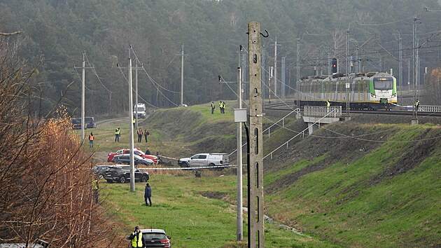 Pol�ci vy�et�uj� v�buch na �elezni�n� trati Var�ava�Lublin v obci Mika, mluv� o sabot�i. (17. listopadu 2025)