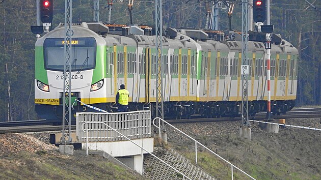 Pol�ci vy�et�uj� v�buch na �elezni�n� trati Var�ava�Lublin v obci Mika, mluv� o sabot�i. (17. listopadu 2025)