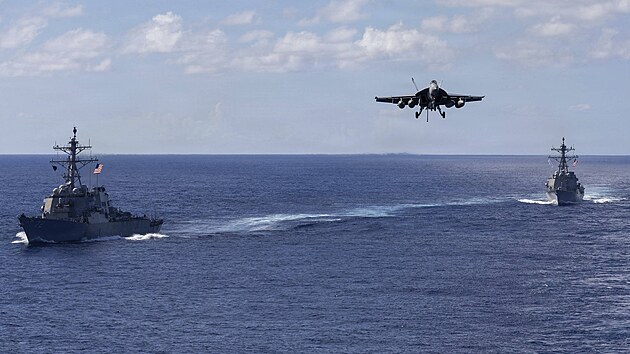 Americk� letadlov� lo� Gerald R. Ford v �ele �dern� skupiny americk�ho n�mo�nictva pluje sm�rem ke Karibsk�mu mo�i. (13. listopadu 2025)